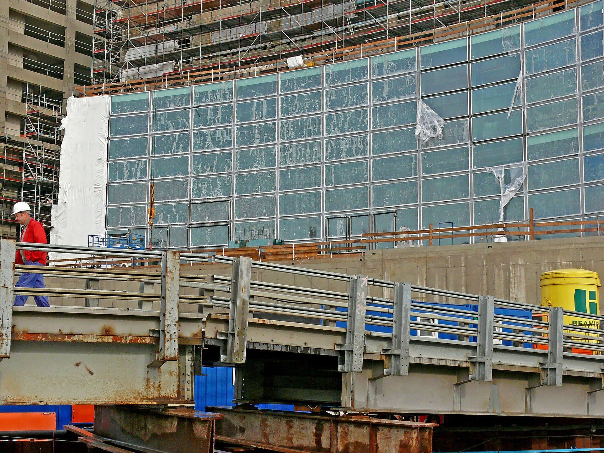 Edificio in costruzione con facciata vetrata e ponteggi