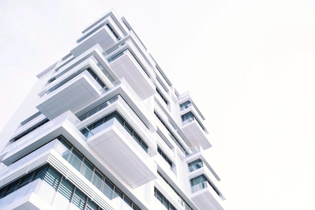 Edificio residenziale moderno con grandi vetrate affacciate sul verde