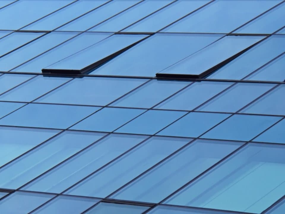 Facciata vetrata blu con un elemento apribile